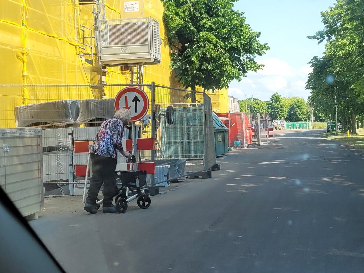 kramerjohan's tweet photo. Dit bord hangt hier al een aantal weken. Niemand die denkt van ik draai het even om? Maar ze zijn wel consequent want de andere kant hangt ook verkeerd. #Coevorden #wiehadernouvoorrang? https://t.co/lqwG4vF3HP