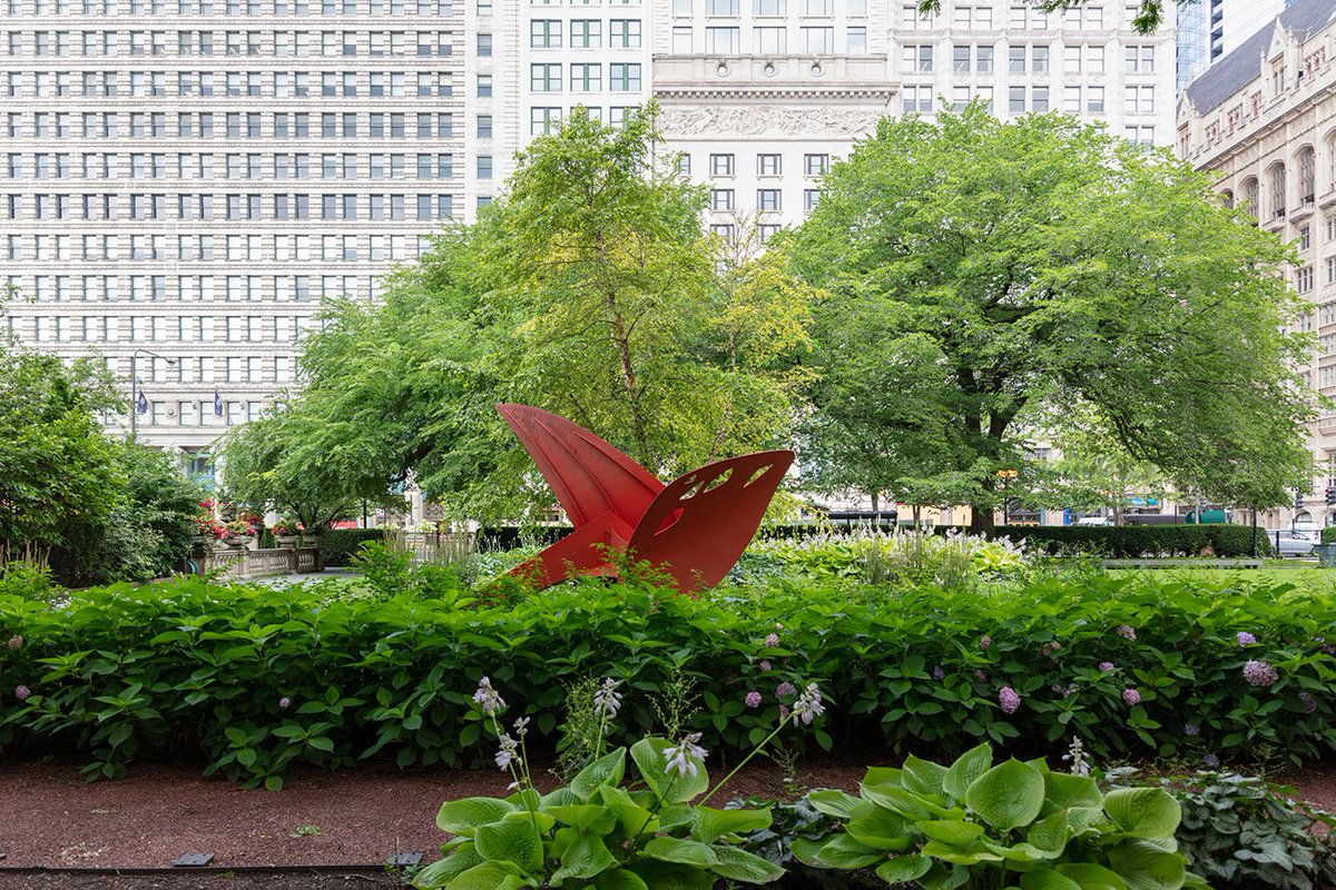 Seize the daisy. 🌼 Soak up some sun in the Art Institute's gardens—open to the public during museum hours. 🌿 🌸 🐝