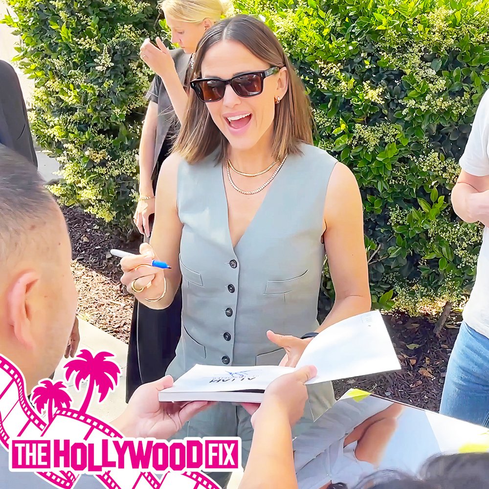 #JenniferGarner Is Super Sweet & Signs #Autographs For Fans At The #PartyDown FYC Screening Event In Hollywood, CA 6.3.2023 youtu.be/lLQgU1TDIGg [Video & Imagery Supplied By True/SplashNews.com]