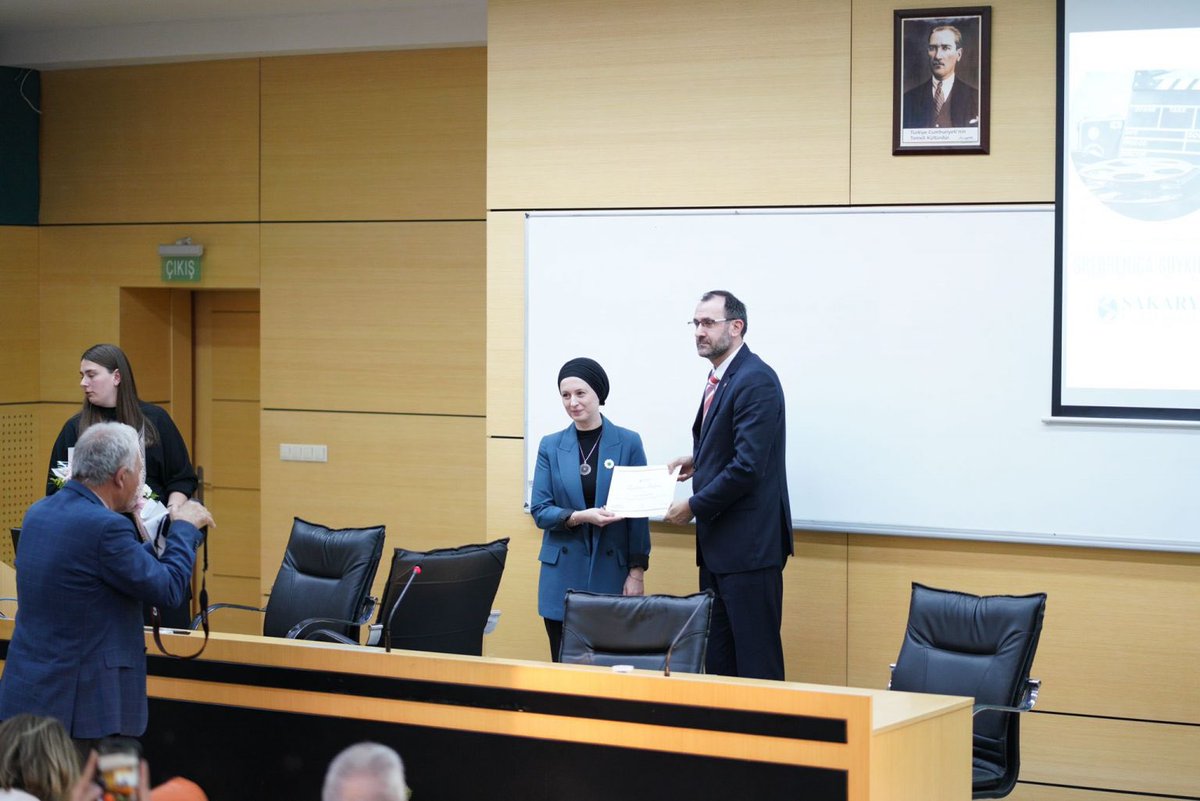 Sakarya Üniversitesi Balkan Araştırmaları Merkezi (SABAMER) ve Zambak Boşnak Kadınlar Derneği tarafından “Srebrenitsa Soykırımı Anma Programı” düzenlendi.

🌐 haber.sakarya.edu.tr/srebrenitsa-se…