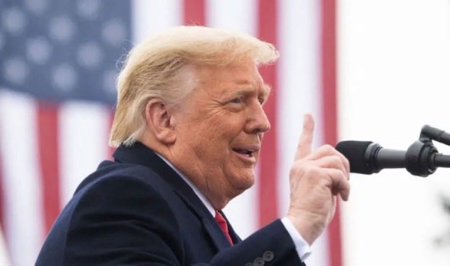 لا تعجبني سياسة ترامب الهوجاء ولا شخصيته المتغطرسة، ومع ذلك أحب التعامل معه.
السعودية استطاعت بحنكة قادتها أن توظف تلك النقطتين في الإيقاع بثلاثة إرهابيين مقابل مذكرات تفاهم لعدد من العقود فقط.
الإرهابيون هم:
#قاسم_سليماني
#أبومهدي_المهندس
#أبوبكر_البغدادي