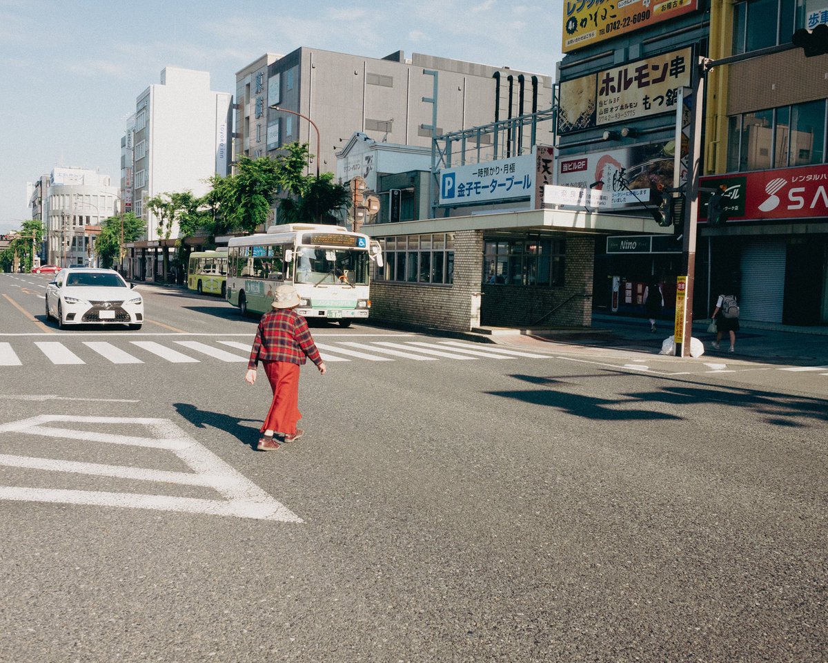 横断歩道には物語が生まれる可能性があることを教えてくれたマダム。
.
#横断歩道 
#暮らし #日常写真 #lifestyle #filmlike
#yousawscenes