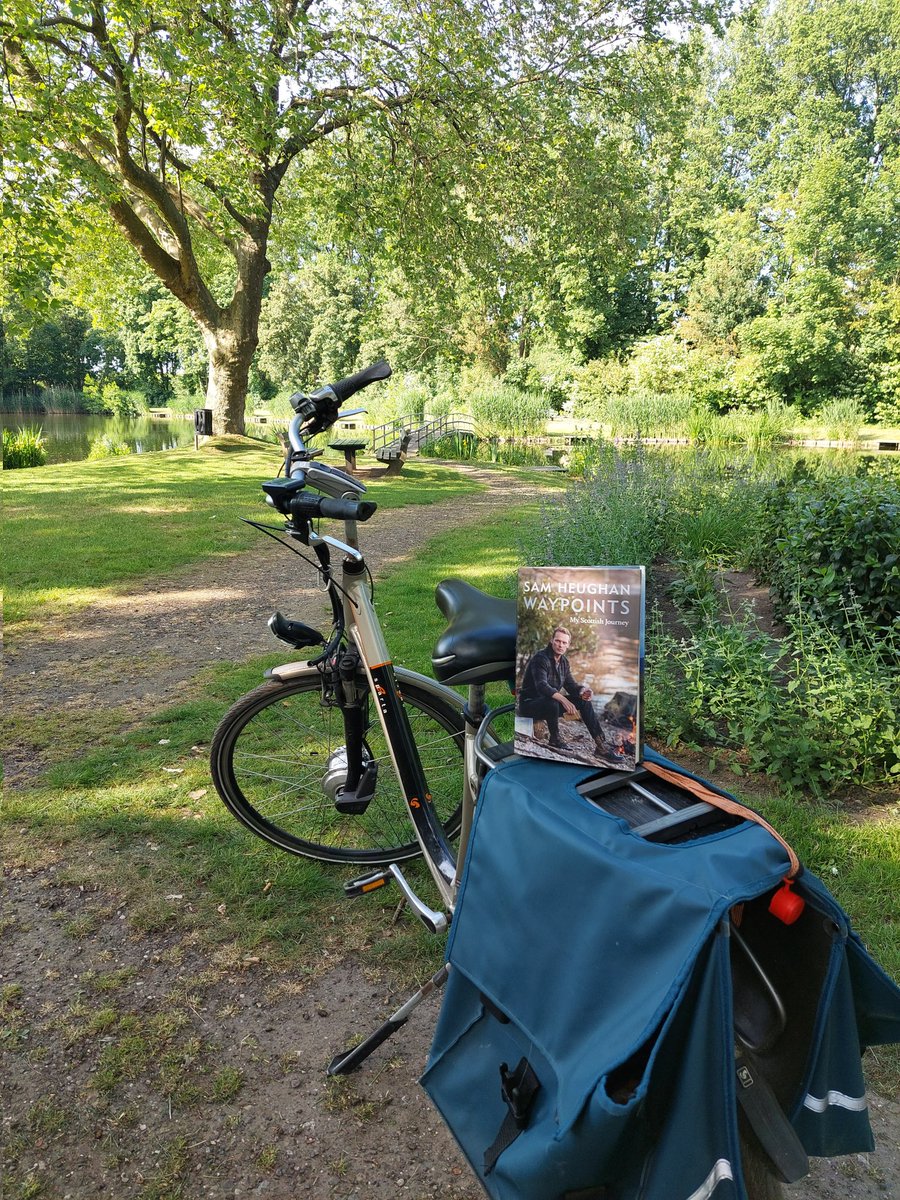 Hola Folks!

Our #WanderingWaypoints has made its way to Holland.

Thanks to @FrankaLaar for taking such good care of our book, and showing it some of the local sights.

And so the journey continues ✨🍄