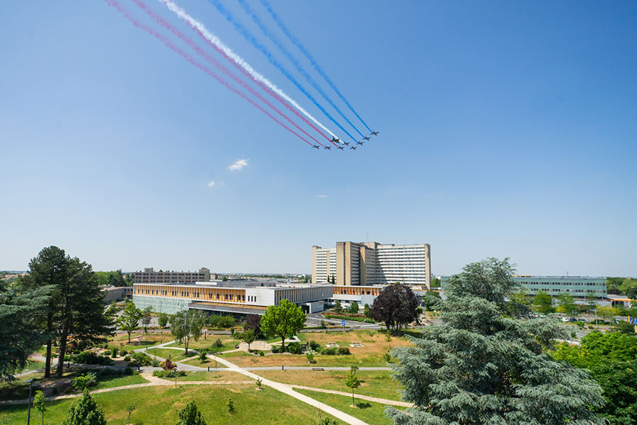 CHU_de_Poitiers's tweet photo. 🙏#Remerciements | Lors de #Sportetcollection, la @PAFofficiel et le Rafale Solo Display ont offert un #showaérien exceptionnel le 02/06, au coucher du soleil et un survol de 3 des 5 sites du CHU : Poitiers, Montmorillon, Châtellerault.
En savoir plus : https://t.co/98n90p7iUV https://t.co/pBEyMyEoiA
