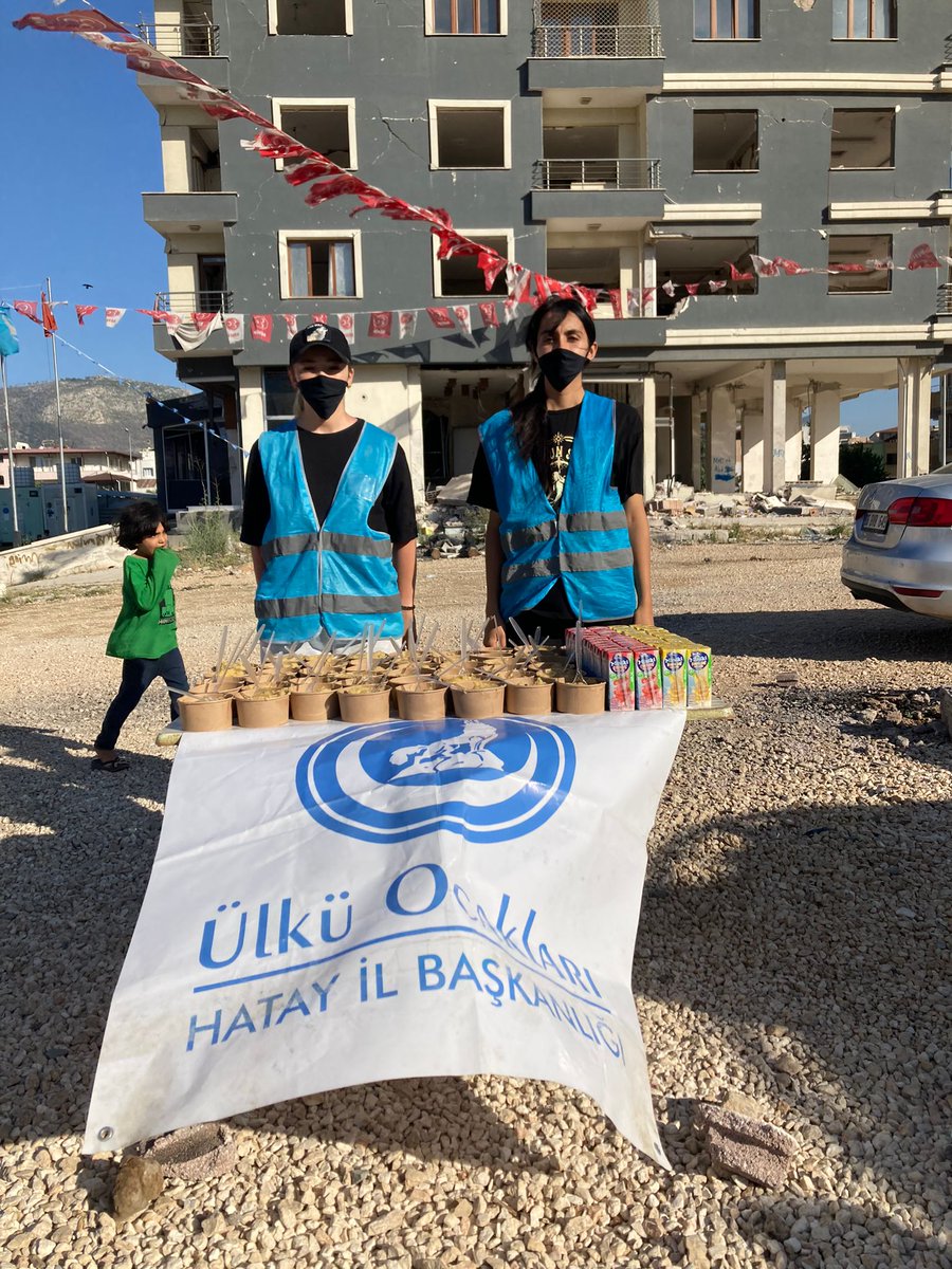 AlihanDoner's tweet photo. Ülküdaşlık hukukunun kardeşlikten öte olduğunu yaşantıları ile bizlere aktaran Ülkücü Şehitlerimiz #HalilEsendağ ve #SelçukDuracık Ağabeylerimizi şehadetlerinin sene-i devriyesinde anarak, Ülkü Çadır Kentimizde ruhlarına helva dağıtımı gerçekleştirdik. 🇹🇷 https://t.co/zk7UUIEhnn