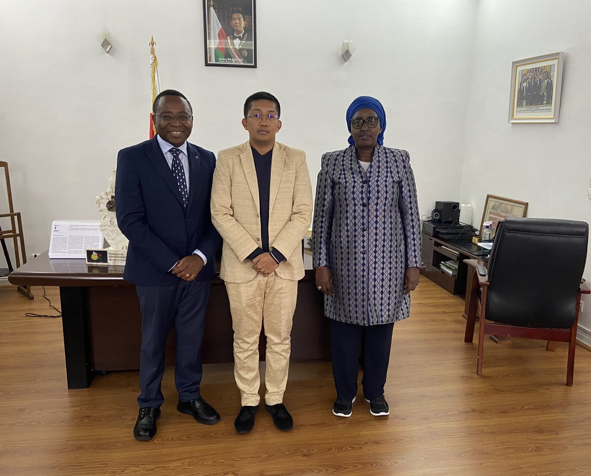 ngwakum's tweet photo. #Madagascar : Excellentes discussions avec le prof. Zely, Ministre de la santé @Msan_Mada  sur le renforcement de la coordination, le financement des soins de santé, les systèmes de santé communautaires pour atteindre les communautés zéro  dose avec la vaccination et #SSP . https://t.co/dNOmfeqSZ0