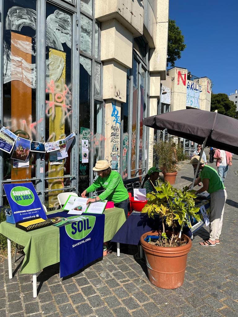 Earth buddies in #Paris spreading awareness of the need to #BeatPlasticSaveSoil #WorldEnvironmentDay #BeatPlasticPollution #PlasticPollution