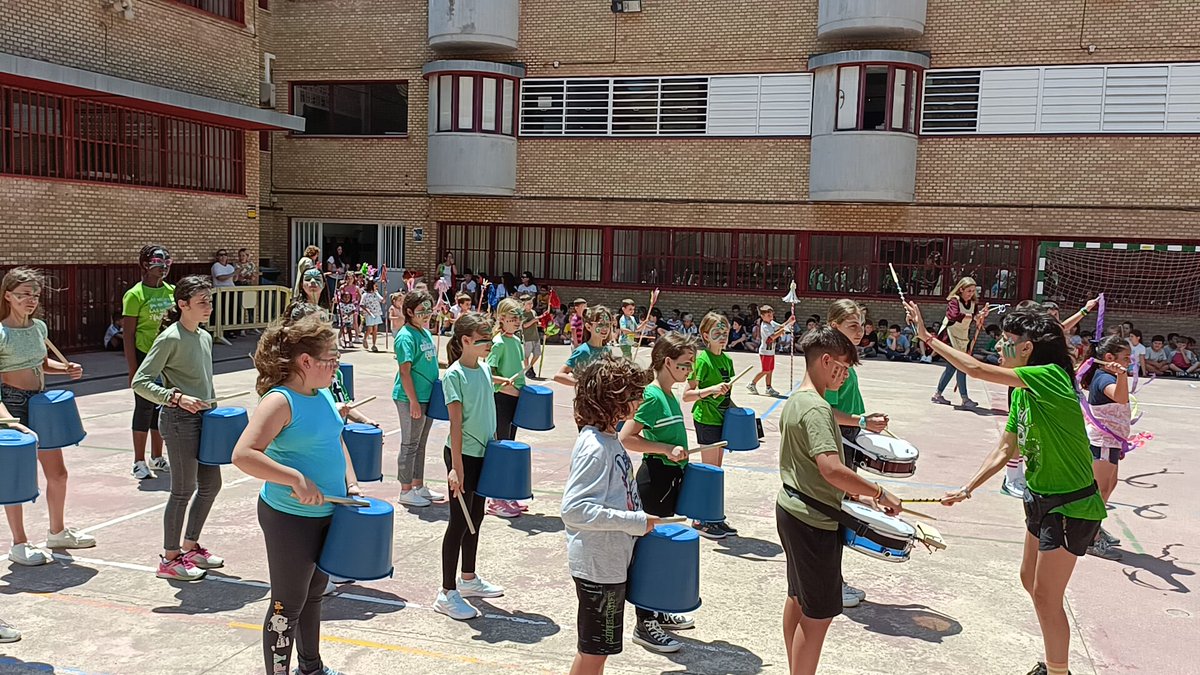 PracticasCeip's tweet photo. Hoy #DiaMundialDelMedioAmbiente, alumnos y alumnas de Infantil, 2° y 3er ciclo, se han unido y creado una BATUCADA, para reivindicar y promover el cuidado de nuestro planeta 🌍 usando principalmente materiales reusados ♻️ EL PLANETA ES NUESTRO HOGAR 🌱CUIDÉMOSLO 🤲🏼 @HuelvaSoe https://t.co/J8cC1tLFbB