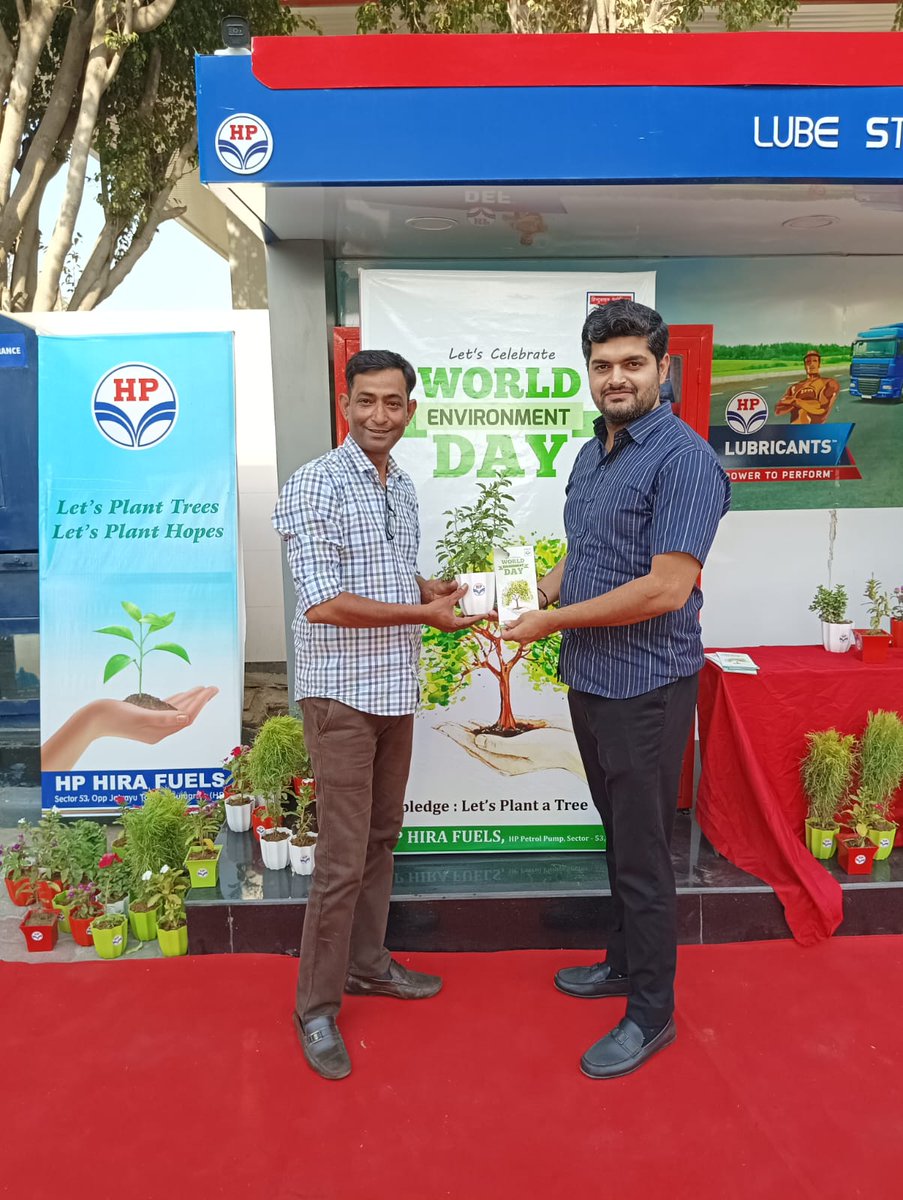 World Environment Day 2023: Celebrations at Hira Fuels, Gurugram by gifting plants to customers!!!
#HPCL 
#WorldEnvironmentDay2023
