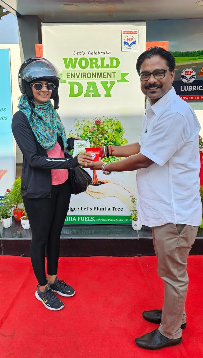 HiraFuels's tweet photo. World Environment Day 2023: Celebrations at Hira Fuels, Gurugram by gifting plants to customers!!!
#HPCL 
#WorldEnvironmentDay2023 https://t.co/FLPuXm1gdU