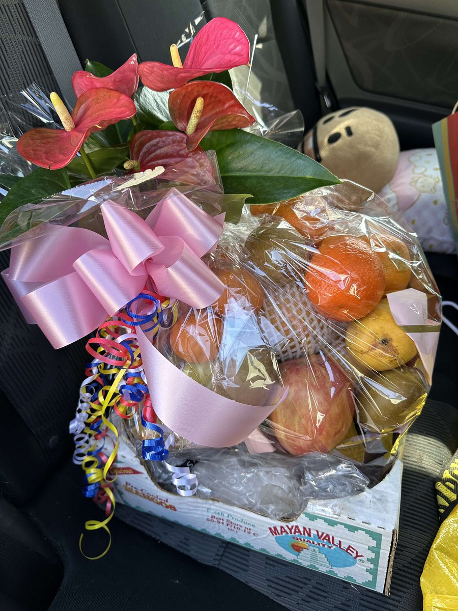 usa_mooble's tweet photo. Gift list for LA! ๐โค๏ธ๐ค๐
thesweetcakery customized cake, @fantasticdonuts customized donuts, boxes with Leis made with real flowers, mangoes and cuties, @Portos pastries, and a fruit basket with flowers!
๐ท๏ธ #MAMAMOO #MYCON #MYCON_USA #SeeYouMAMAMOO https://t.co/WPgG1foTtT
