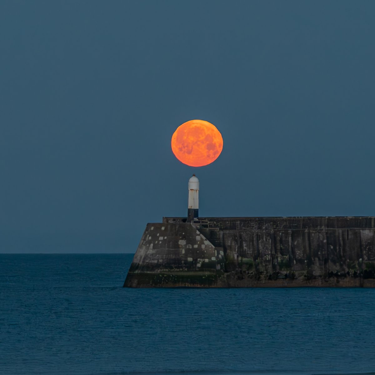 Chasing the full moon Saturday night/Sunday morning.
Started at Llangorse Lake for moon rise. A stop at Libanus to watch it rise over Pen y Fan. Finishing off at Porthcawl to watch it set.

@VisitBeacons @_visitbridgend @visitwales @DiscoverCymru @BeaconsPhotos @StormHour