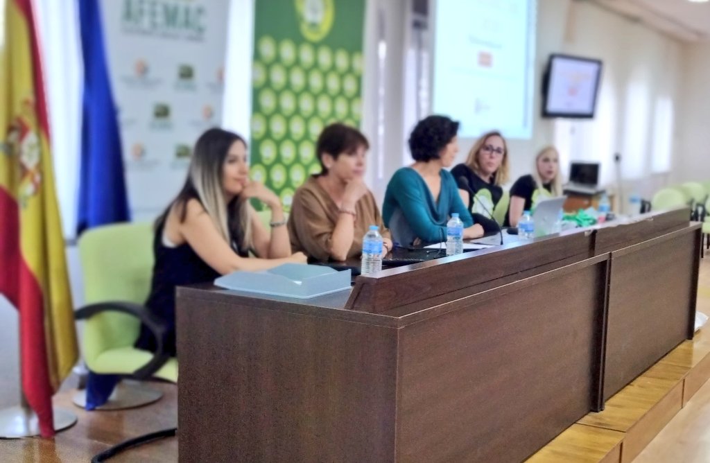 SaludMentalAnd's tweet photo. ¡Seguimos!
Hoy estamos en #Huelva y #Jaen
📣 Formación sobre parentalidad positiva, #prevención y detección de problemas de #saludmental
Organiza  @EducaAnd junto a @SaludMentalAnd 
Gracias al personal técnico de @APAEMJAEN @FEAFESHUELVA y #AFEMAC https://t.co/wZlCjiQlCJ