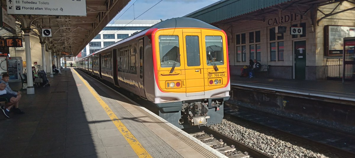 NotYOLOSmh's tweet image. Almost a year ago, 769452 at Cardiff Central

No idea why it was on this platform
#Class769