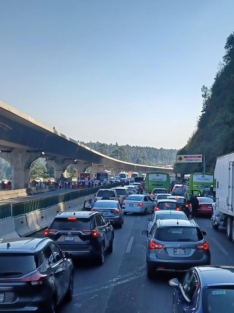 #AMxInforma || Manifestantes realizan #Bloqueo en ambos sentidos de la Autopista México-Toluca, a la altura del km 25.
⚠️Extreme precauciones.⚠️

📷 || Redes  

#AgenciaMxNoticias