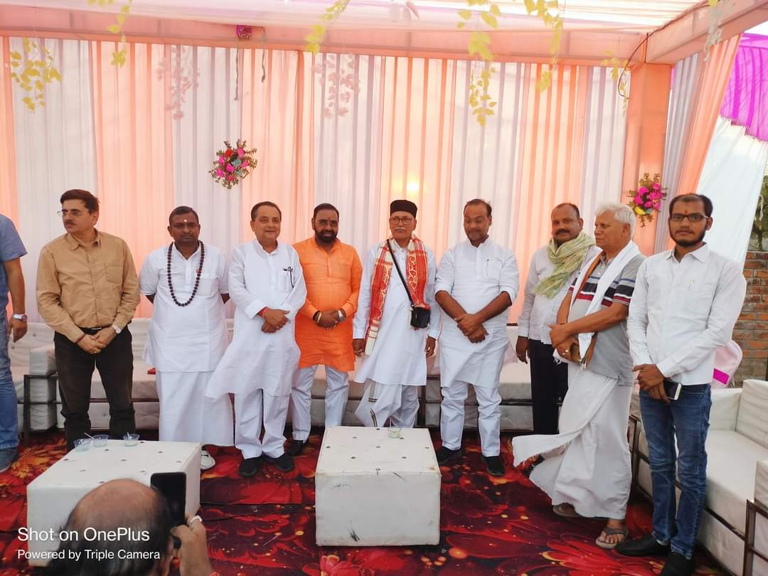 PreetamSinghBJP's tweet image. आज ग्राम-पवरा, चांद कैमूर बिहार में राष्ट्रीय स्वयंसेवक संघ के वरिष्ठ प्रचारक एवं प्रज्ञा प्रवाह के मा. क्षेत्र संयोजक पूर्वी उत्तर प्रदेश, बिहार व झारखण्ड आदरणीय चाचा परम श्रद्धेय श्री @RamashishRSS जी के भतीजा श्री मान जी के तिलक में सम्मिलित हुआ ।