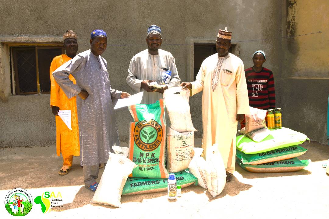 NigeriaSasakawa's tweet image. Beneficiaries in Kura LGA have received #FarmInputs for the establishment of 42 demo &amp;amp; community-Based Seed Multiplication plots to serve as Farmer Learning Platforms to promote new technologies/Good Agronomic Practices under the @KanoPastoral funded by @isdb_group &amp;amp; @LLF_fund