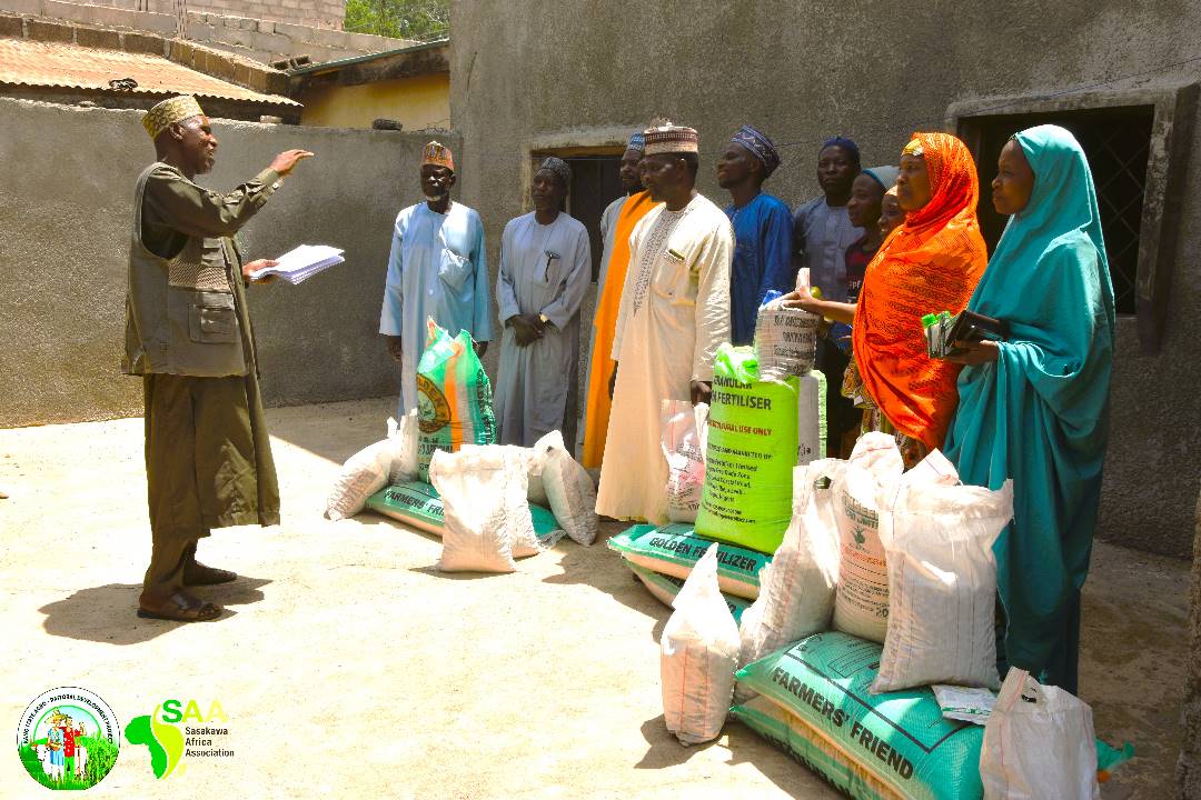 NigeriaSasakawa's tweet image. Beneficiaries in Kura LGA have received #FarmInputs for the establishment of 42 demo &amp;amp; community-Based Seed Multiplication plots to serve as Farmer Learning Platforms to promote new technologies/Good Agronomic Practices under the @KanoPastoral funded by @isdb_group &amp;amp; @LLF_fund