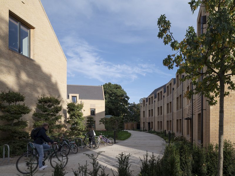 FCBStudios's tweet photo. Hugo Marrack and Holly Galbraith from Niall McLaughlin Studio visited @Kings_College Stephen Taylor Court for @Arch_Today.
https://t.co/mc3cJz9ZLJ https://t.co/7Rycd0oqcC