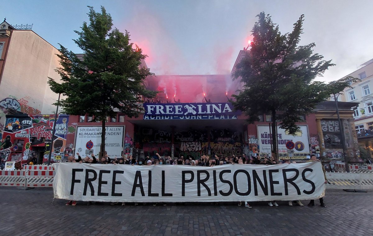 Ende_GelaendeHH's tweet image. Klimabewegung loves Antifa: wir stehen zusammen!  #FreeLina #FreeAllAntifas

Wir senden feurige Grüße an alle Genoss*innen hinter Gittern und vor Gericht - und an alle, die am Wochenende in Leipzig auf der Straße waren! ❤️‍🔥 (1/x)