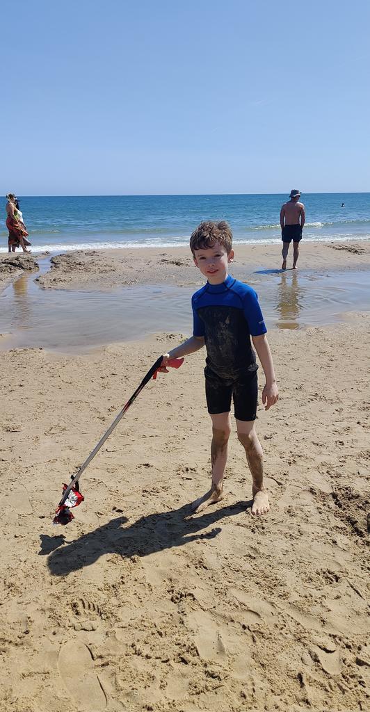 Bringing our weekend #PickerPals project from @OatlandsPrimary to the beach &amp; helping with the Bank Holiday cleanup 🚮⛱️