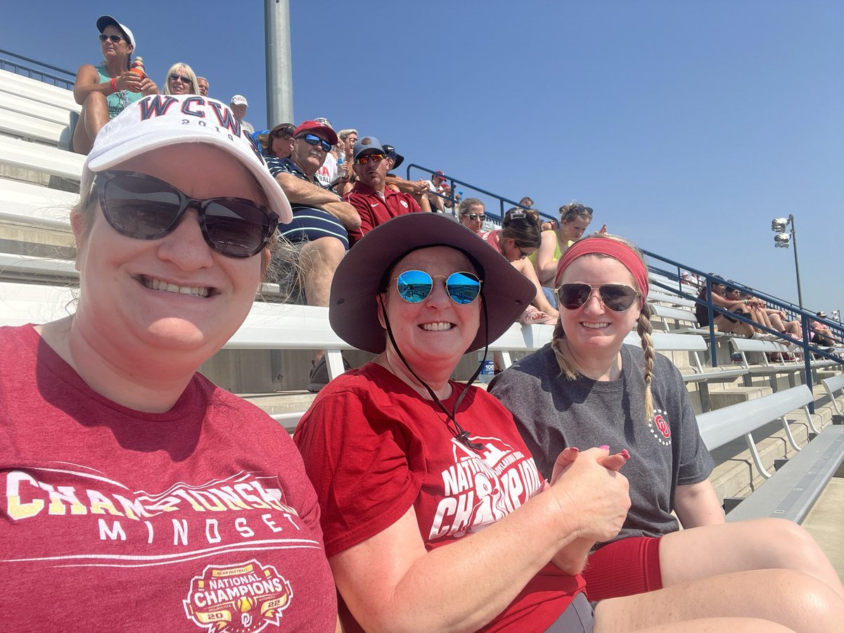 EmilySwan5's tweet photo. Boomer Sooner #WCWSSelfie https://t.co/B2xEEGRqQj