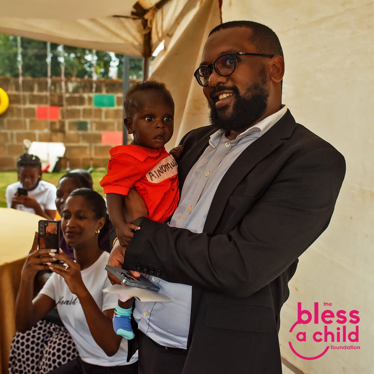 mkbernz's tweet photo. 1/8 Finally I am here: +1 - Blessed beyond measure, gratitude above all 🙏🏾

This kid ⬇️ I met last month at @BCFUganda just 4 months but on palliative care, yet so joyfully stroking my beard with a smile as we played - that is life, it’s that simple! 

I love you all, God bless! https://t.co/NpHG3l7JS5