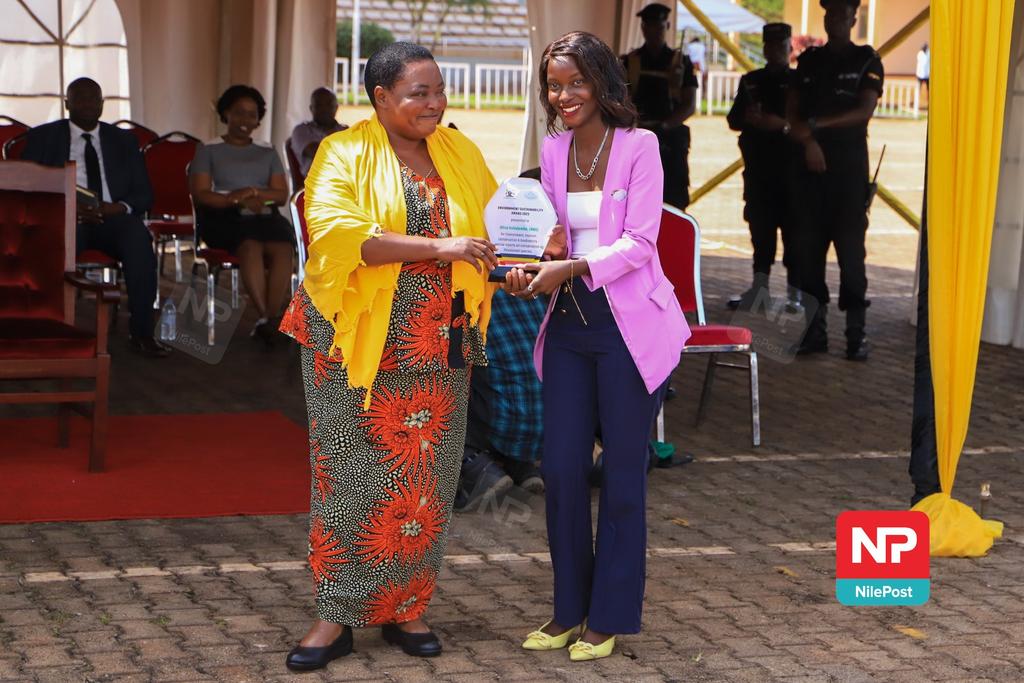 Perfect timing!

On behalf of @KagutaMuseveni The Prime Minister @RobinahNabbanja has handed me this award from @ABarirega ED @nemaug for objectively and passionately reporting about the environment and Tourism.

A Happy World Environment day!
#TaasaObutonde #BeatPlasticPollution