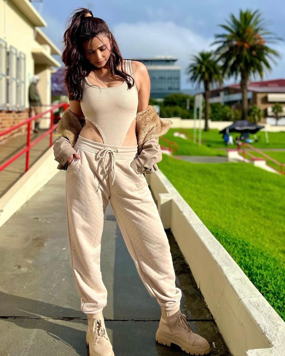 timeofbollywood's tweet photo. Daisy’s sun kissed pictures are making our day 😍❤️.
.
.
.
@daisyshaww
#DaisyShah #timeofbollywood #photoshoot #salon #celebration #fashion #news #celebrate #celebrity #celebritynews #actress #hot #sexygirl #hotgirl #viralpost #paparazzi #viral #trending #explore #actress https://t.co/YoygauhUiP