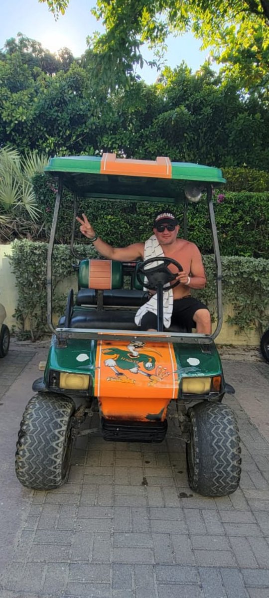 leaaron's tweet photo. @MiamiHurricanes got the best golf cart in #Bimini what a wknd! https://t.co/QSDoQHfqZk