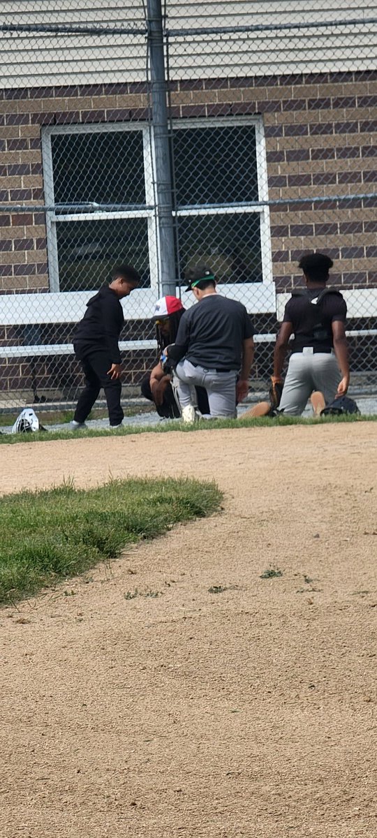 Day one of our middle school camp in the books.. great turn out and tons of reps for the younger guys!! Spots are still open for anybody wanting to join, 9am tomorrow STEM field. #bettereveryday #oneteamonegoal @1Corey_ @227Dean @_CoachBJ @cstallsr @RTHS_Athletics