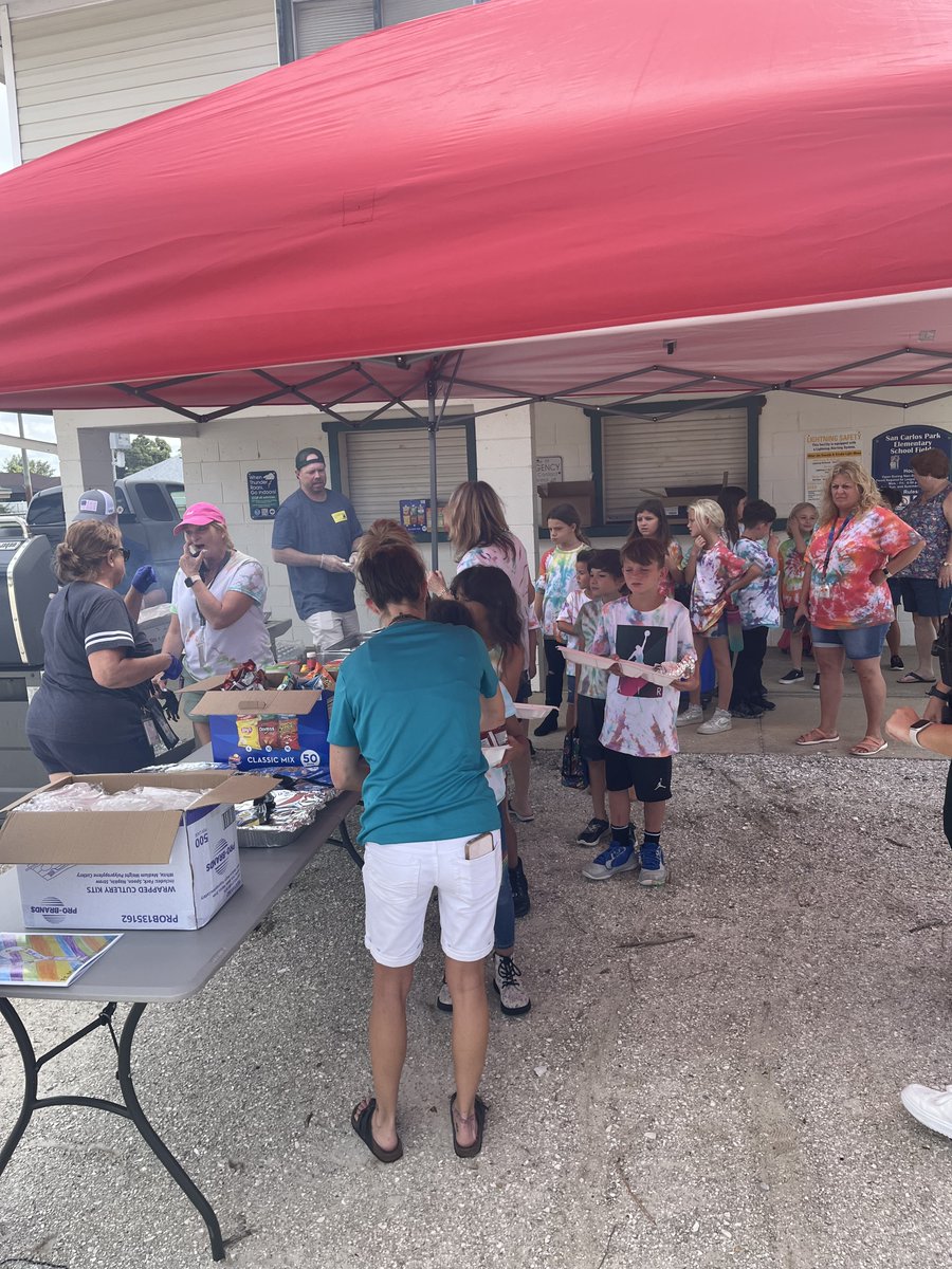 f_mbeach's tweet photo. What a day...Schoolwide BBQ with special guests - parents of our 5th graders! Yearbook signing, too. 🐬🍔🌭📘✏️ #FMBEStrong @LeeSchools https://t.co/O4K5E2iHS7