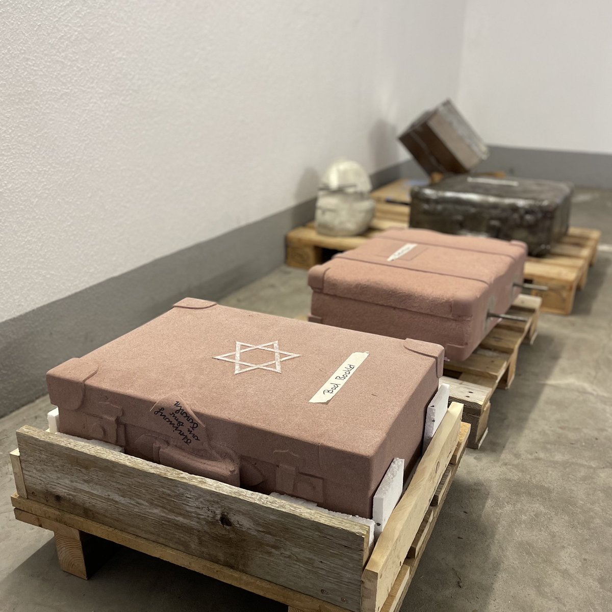 matthias_braun's tweet photo. #matthiasbraun #contemporaryarchitecture #memorial #gedenkstätte #deportation #unterfranken #denkortdeportationen #mahnmal #würzburg #thirdopening #luggage #shoah #jews #juden #shoa #niewieder #gepäck #erinnerung #bayern #suitcase #beton #germanarchitect #architektur https://t.co/KRdPBa9qSY