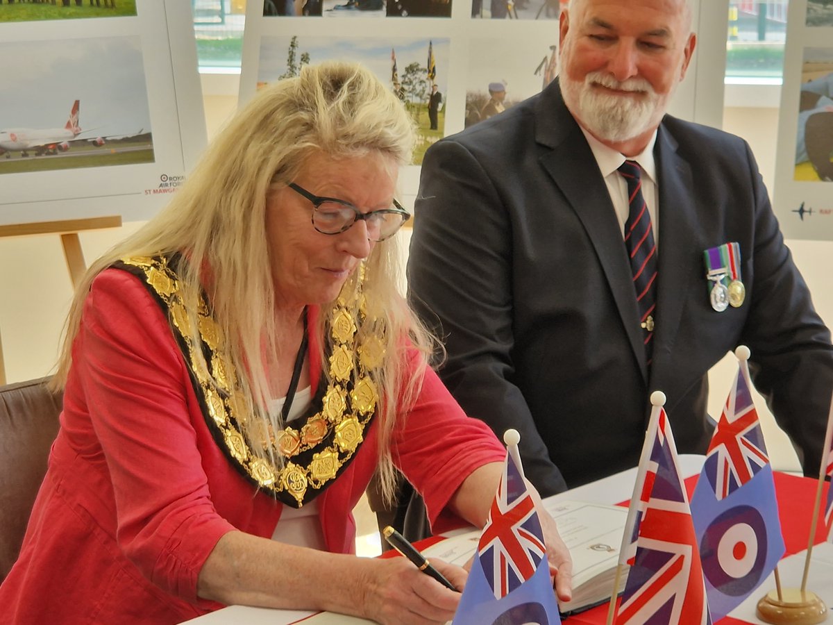 🇬🇧 A ceremony was held at RAF St Mawgan today as part of the @ArmedForcesDay 2023 flag relay. Newquay town mayor, Cllr Margaret North, attended and thanked the Armed Forces community for their service. The next flag relay event will take place in Penzance on Monday, June 12.