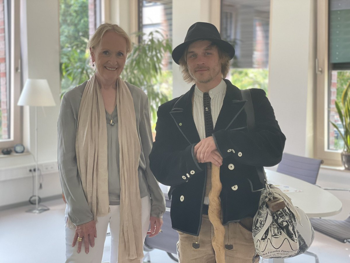 Ein Steinbildhauer auf der Walz machte heute Halt im Borkener Rathaus. Bürgermeisterin Mechtild Schulze Hessing begrüßte Dennis Neumann in ihrem Büro, fügte das Siegel der in seinem Wanderbuch ein und übergab einen kleinen Obolus. Wir wünschen weiterhin eine gute Reise 🌎