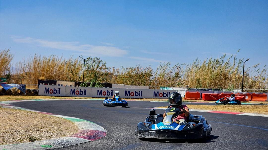 kattyboom_df's tweet photo. Aquí podemos ver cómo iba tan veloz que iba en número uno. Todo esto lo aprendí a @SChecoPerez
Ahí fácil llevaba 6 segundos de ventaja.
#Kartodromo #Guadalajara https://t.co/qU4wmjM6NF