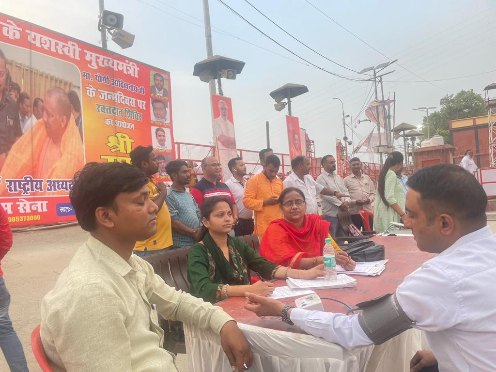 AyodhyaNgrNigam's tweet image. रक्त दान, महा दान !!!
आज उत्तर प्रदेश के यशस्वी मुख्यमंत्री माननीय श्री @myogiadityanath जी के जन्मदिवस के अवसर पर राम की पैड़ी पर आयोजित रक्तदान शिविर में नगर आयुक्त/उपाध्यक्ष श्री @VishalSinghIAS जी ने रक्त दान किया।
.
.
.
#blooddonation #blooddonationcamp  #iasvishalsingh