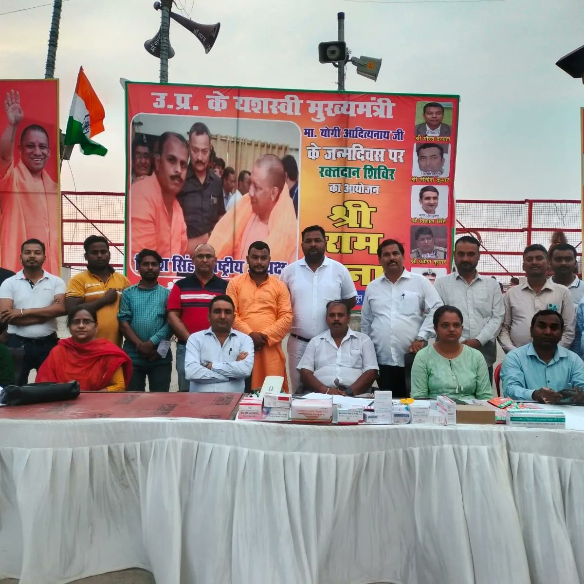 AyodhyaNgrNigam's tweet image. रक्त दान, महा दान !!!
आज उत्तर प्रदेश के यशस्वी मुख्यमंत्री माननीय श्री @myogiadityanath जी के जन्मदिवस के अवसर पर राम की पैड़ी पर आयोजित रक्तदान शिविर में नगर आयुक्त/उपाध्यक्ष श्री @VishalSinghIAS जी ने रक्त दान किया।
.
.
.
#blooddonation #blooddonationcamp  #iasvishalsingh