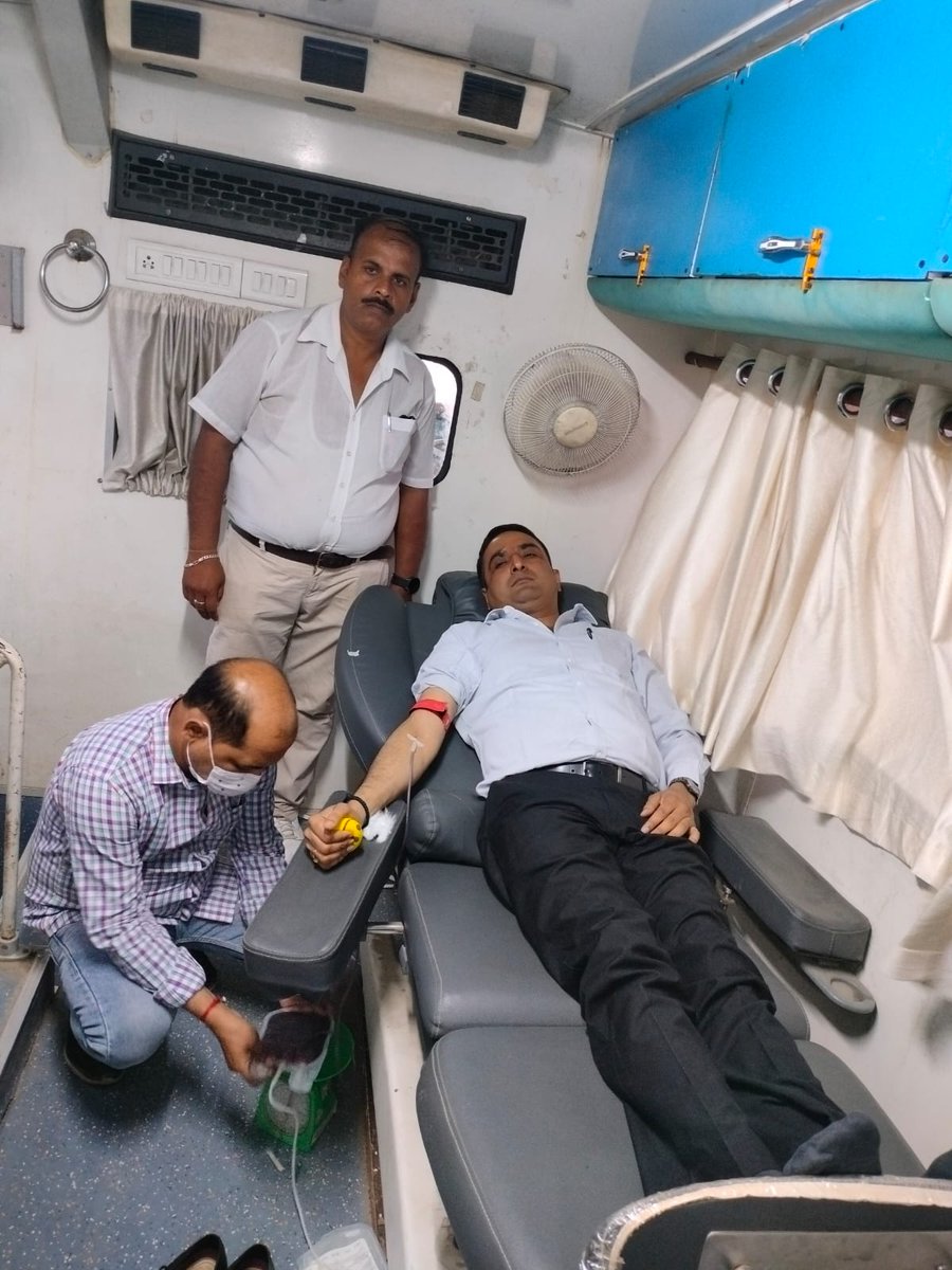 AyodhyaNgrNigam's tweet image. रक्त दान, महा दान !!!
आज उत्तर प्रदेश के यशस्वी मुख्यमंत्री माननीय श्री @myogiadityanath जी के जन्मदिवस के अवसर पर राम की पैड़ी पर आयोजित रक्तदान शिविर में नगर आयुक्त/उपाध्यक्ष श्री @VishalSinghIAS जी ने रक्त दान किया।
.
.
.
#blooddonation #blooddonationcamp  #iasvishalsingh