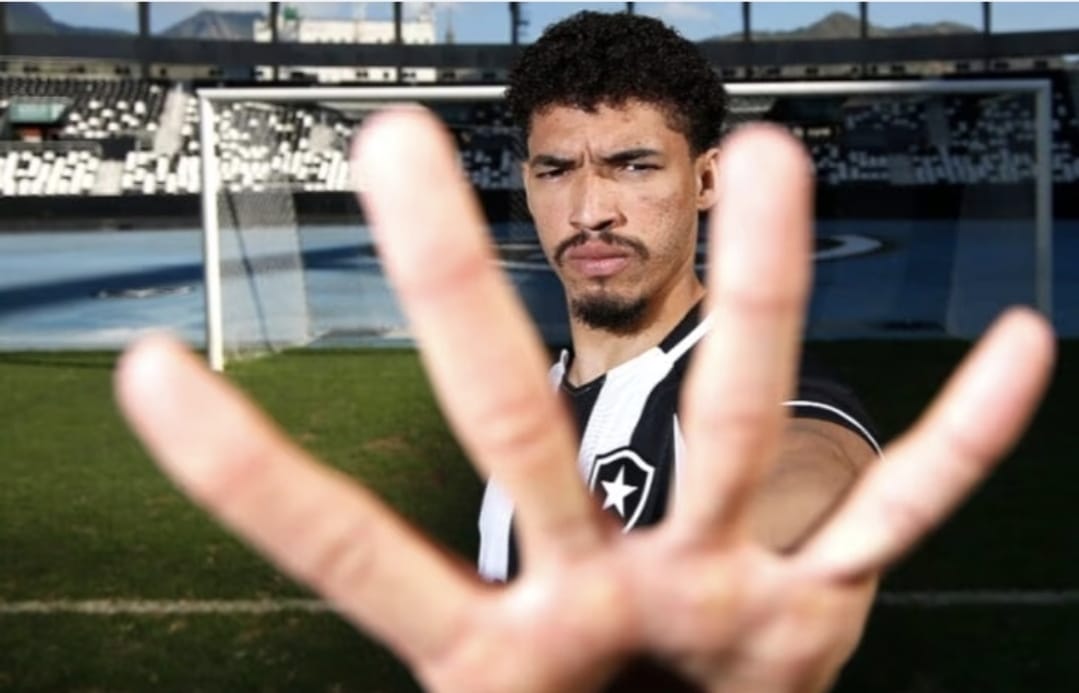 AntonioFilhoRBO's tweet photo. *Adeus ao melhor zagueiro do Brasil* Botafogo pode negociar Adryelson com clube italiano
Adryelson tem contrato com o Botafogo até dezembro de 2025; zagueiro tem proposta de um clube italiano e sondagens de equipes francesas🎧🎙️🎤⚽ https://t.co/0YyBJNmPBr
