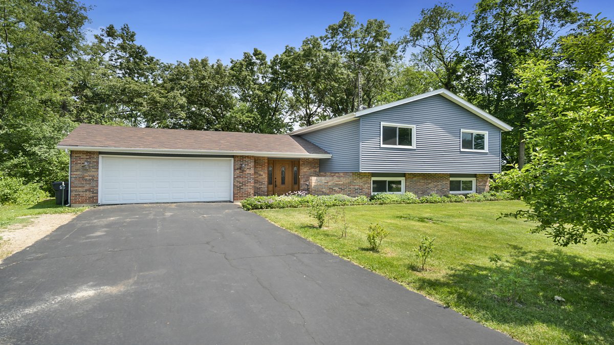 SoldOnToni's tweet photo. 13837 Beaver Drive, #Roscoe IL, 61073

Charming split-level for sale! 3 Bed / 2 Bath on the market for $275,000. Visit the link to see all the photos or schedule a showing!

https://t.co/C45tTxDsLc

#SoldOnToni #RoscoeIllinois #IllinoisRealEstate https://t.co/gKIRZwLfOo