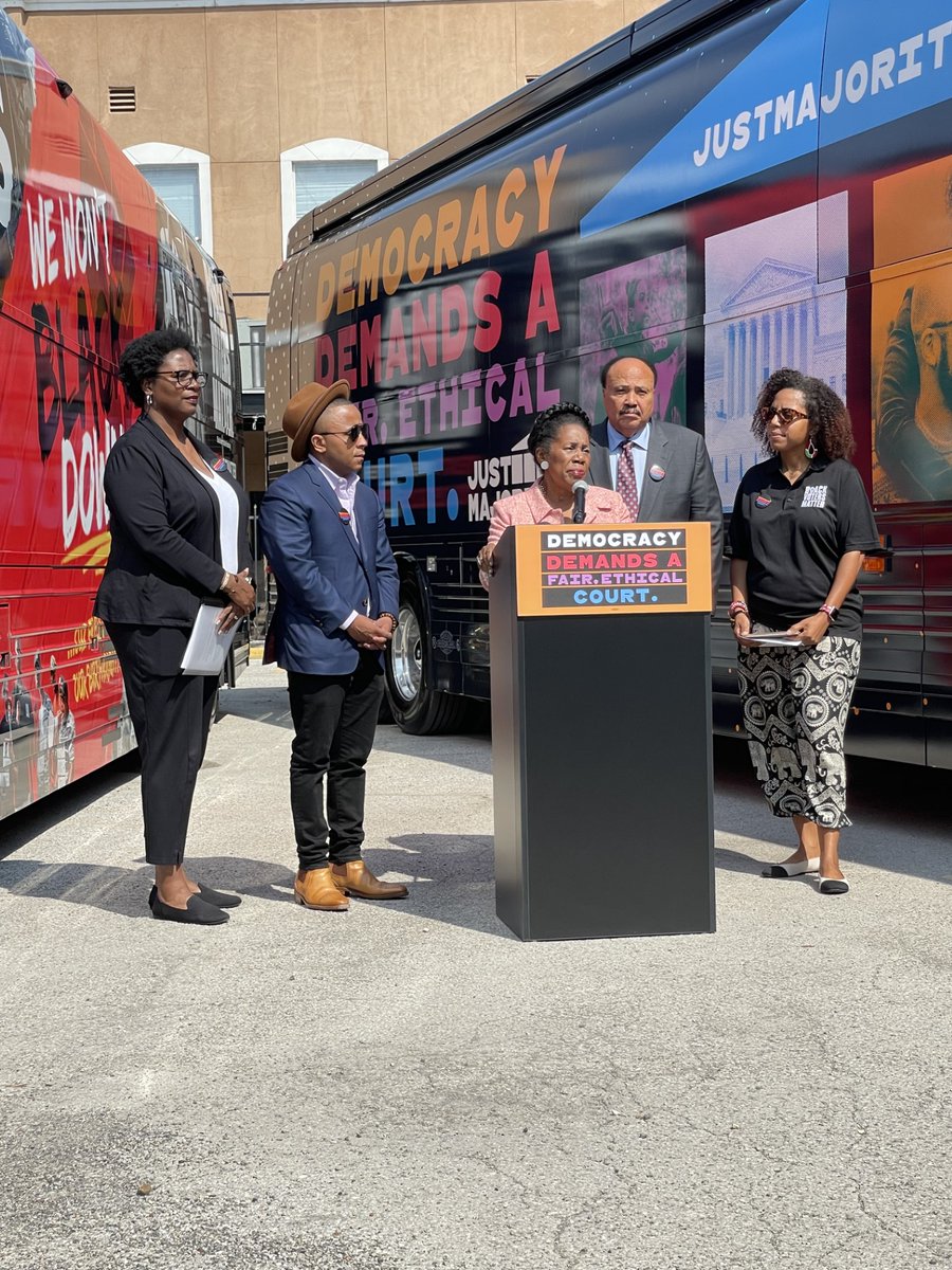 Last week, I joined @JacksonLeeTX18, @rashadrobinson & @WeDemandJustice in Houston to talk about the immediate need to expand the Supreme Court. As the legitimacy of #SCOTUS continues to come into question, the answer is clear: We must #ExpandTheCourt