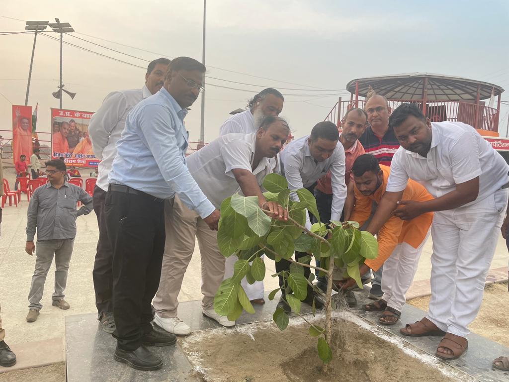 ayodhyadevauth's tweet image. रक्त दान, महा दान !!!
आज उत्तर प्रदेश के यशस्वी मुख्यमंत्री माननीय श्री @myogiadityanath जी के जन्मदिवस के अवसर पर राम की पैड़ी पर आयोजित रक्तदान शिविर में नगर आयुक्त/उपाध्यक्ष श्री @VishalSinghIAS जी ने रक्त दान किया।
.
.
.
#blooddonation #blooddonationcamp  #iasvishalsingh