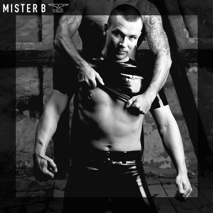Mister B loves gear, but we looooove to get nekked as well. How about you??

#rubber #gay #fetish #hot
