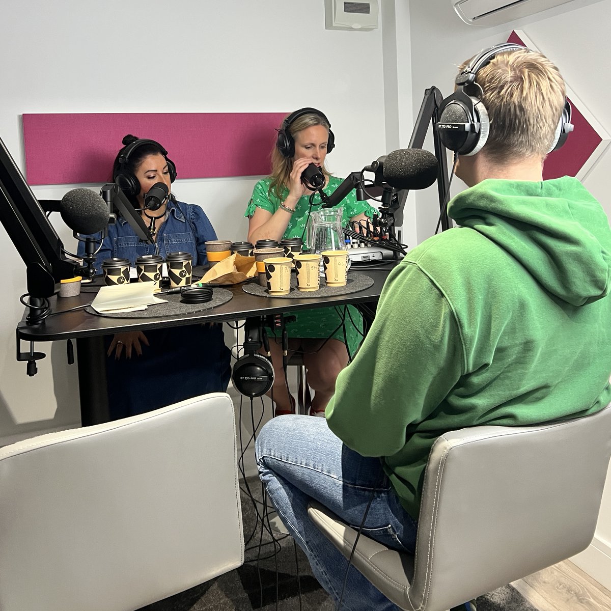 We’re Live now! 

AJ Sharp and guest presenter Suzy Pelta get very excited about what might be the World’s best hot chocolate, as Jens Knoop from Knoops joins them. From 72% to 54%, who knew how multifarious the world of hot chocolate could be?! 

#knoops #foodtalkshow