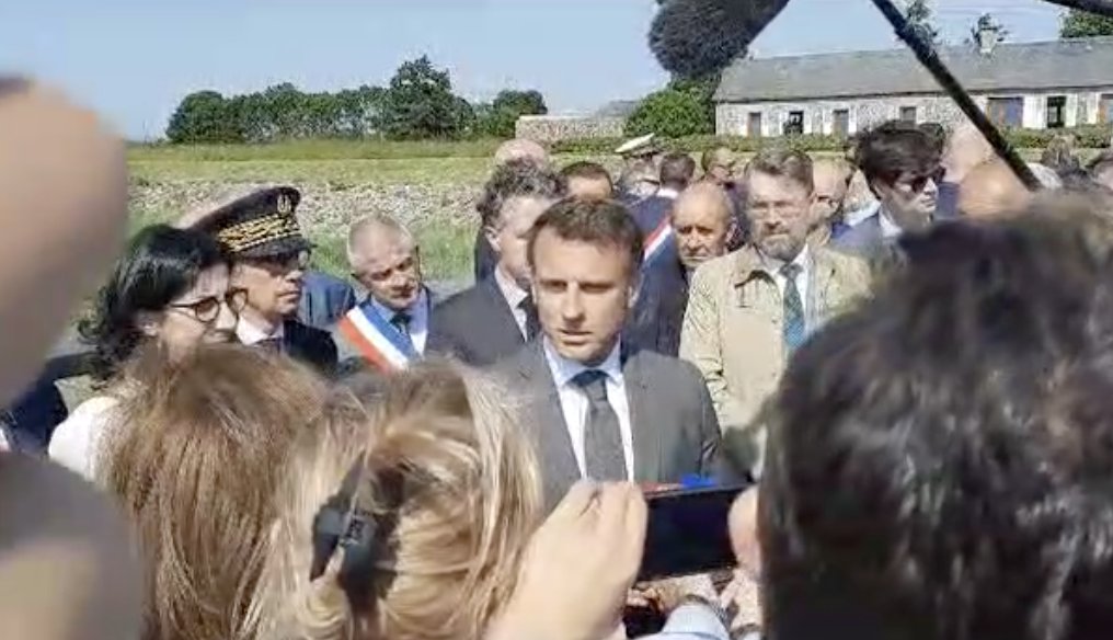 tcabarrus's tweet image. Interpellé sur l&apos;actualité par un visiteur, #EmmanuelMacron dénonce &quot;la radicalité d&apos;une minorité&quot; et évoque la nécessité que la #contestation intervienne &quot;dans un cadre républicain et démocratique.&quot;