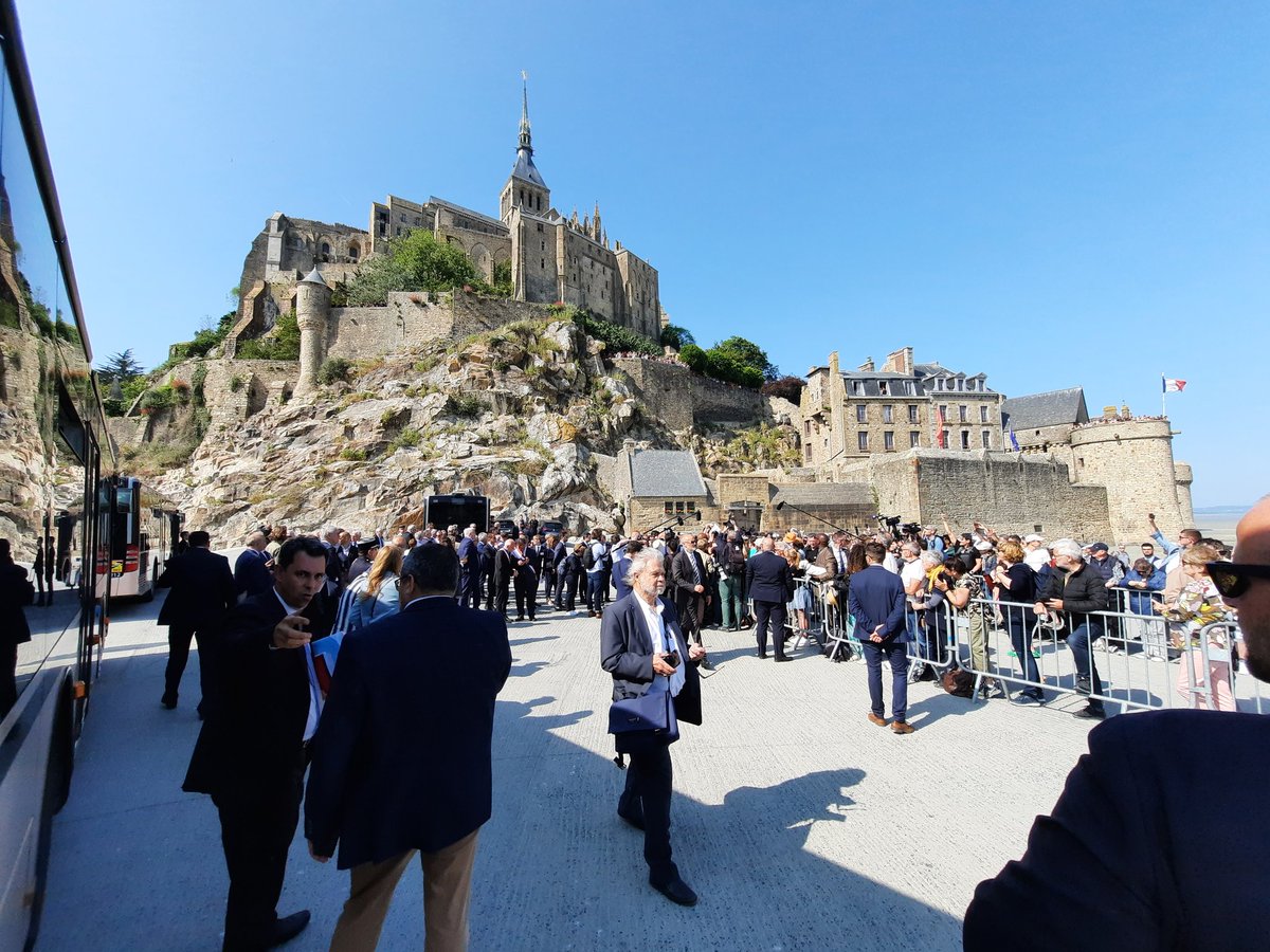 tcabarrus's tweet image. Interpellé sur l&apos;actualité par un visiteur, #EmmanuelMacron dénonce &quot;la radicalité d&apos;une minorité&quot; et évoque la nécessité que la #contestation intervienne &quot;dans un cadre républicain et démocratique.&quot;