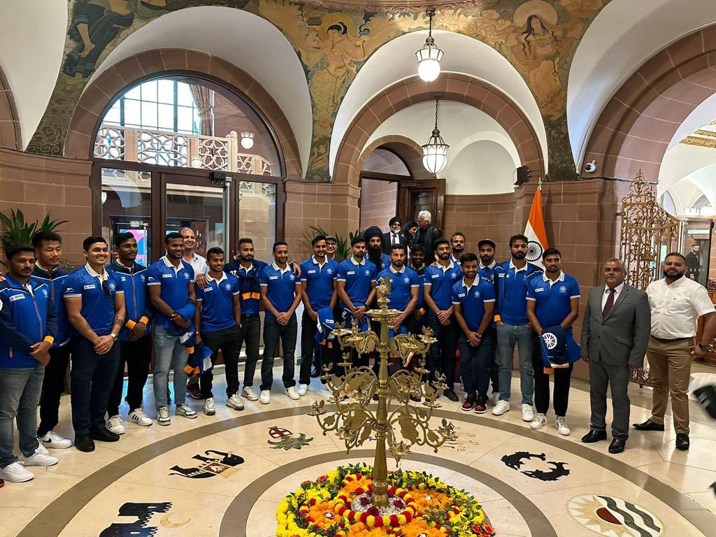 kuldeepahlawat's tweet photo. It was amazing to be part of the function to felicitate @TheHockeyIndia team at @HCI_London . Thanks to High Commissioner Sir and our stars @16Sreejesh @13harmanpreet @manpreetpawar07  . @haryanainuk @AshwKalkal @RinkuDhankhar https://t.co/mXQHj4GkPm