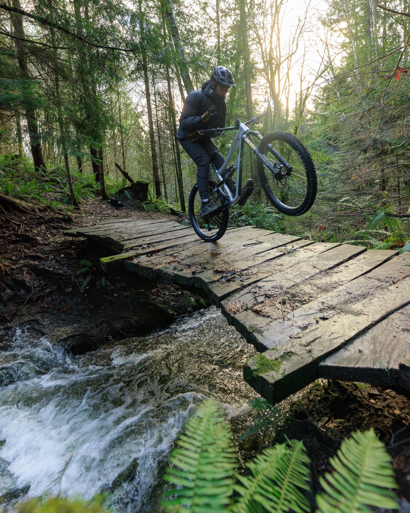IbisCycles's tweet photo. A Ripmo AF that's capable of bar spins⁉️ Check out @Learmiller's Slopeduro Ripmo AF. Lear built up this bike for big hucks, backflips, and huge jumps. Check out the cable routing!
#IbisCycles #RipmoAF #Ripmo #Ibis #AF #Enduro #Slopeduro #MTB #BigAir #Offroad #IbisOwners https://t.co/R4E2gx84NK