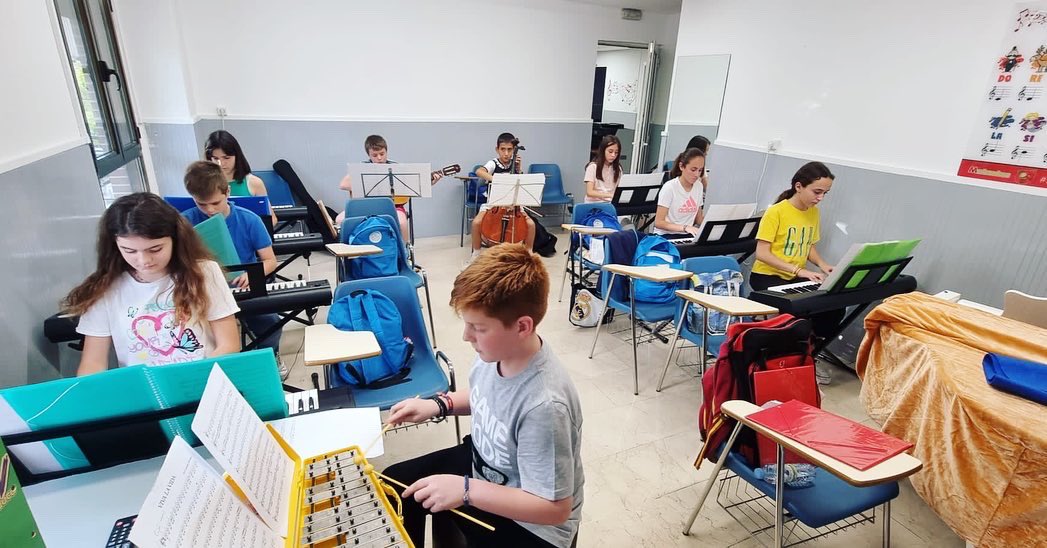 cemmecjaen's tweet photo. 💙¡Qué bonito suena este Conjunto Instrumental de los jueves con @candela_cello!😍😍
.
#orgullocemmec #cemmec #conjuntoinstrumental https://t.co/fA6sBK9Uxj